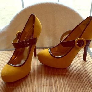 Mustard Color with Black accent. Size 9 never worn